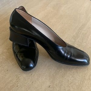 VÍA SPIGA black block heel pumps, leather, 1.5” inch heel.  9.5 B   EUC